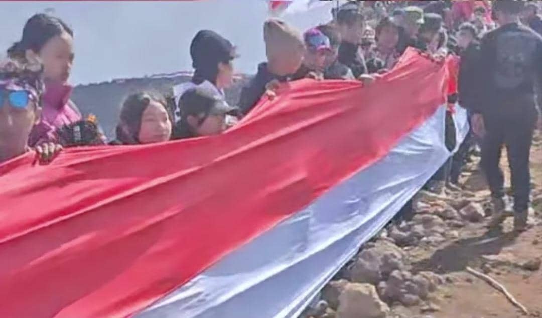 Merah Putih Sepanjang 2.026 Meter Berkibar di Bibir Kawah Gunung Dempo
