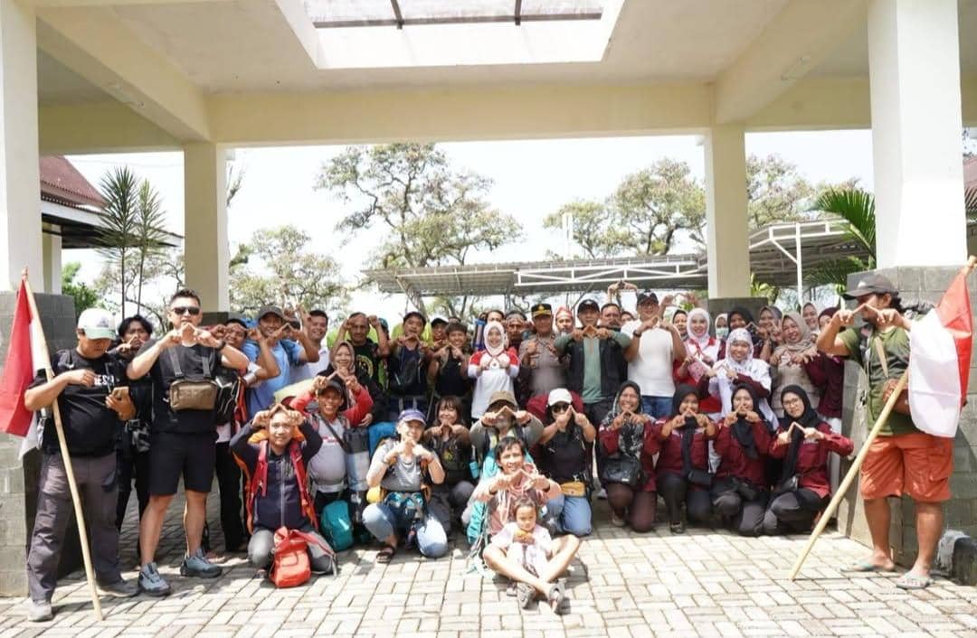 Para pendaki saat tiba di Kota Pagar Alam untuk membentangkan Bendera Merah Putih di Gunung Dempo.