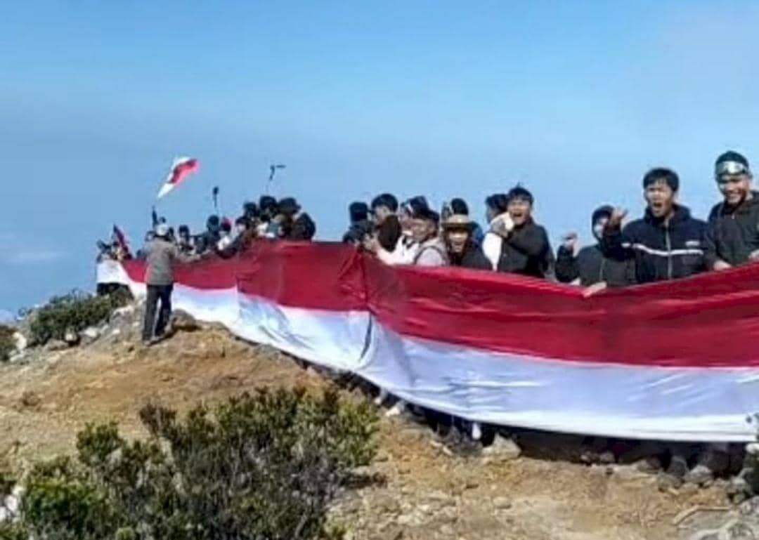 Pengibaran Bendera Merah Putih di bibir kawah Gunung Dempo.