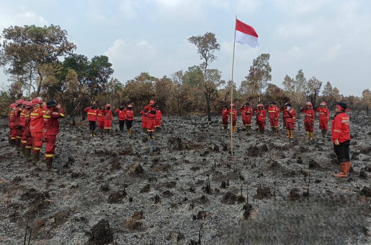 Potret Upacara Bendera Tim Manggala Agni di Kepungan Karhutla Sumsel