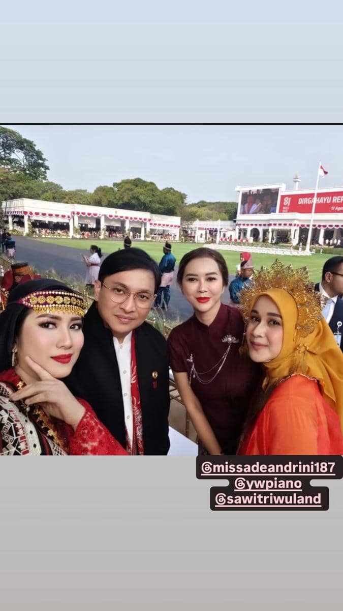 Seorang artis menghadiri upacara penurunan bendera pada peringatan HUT RI ke-81 dalam unggahan Instagram.