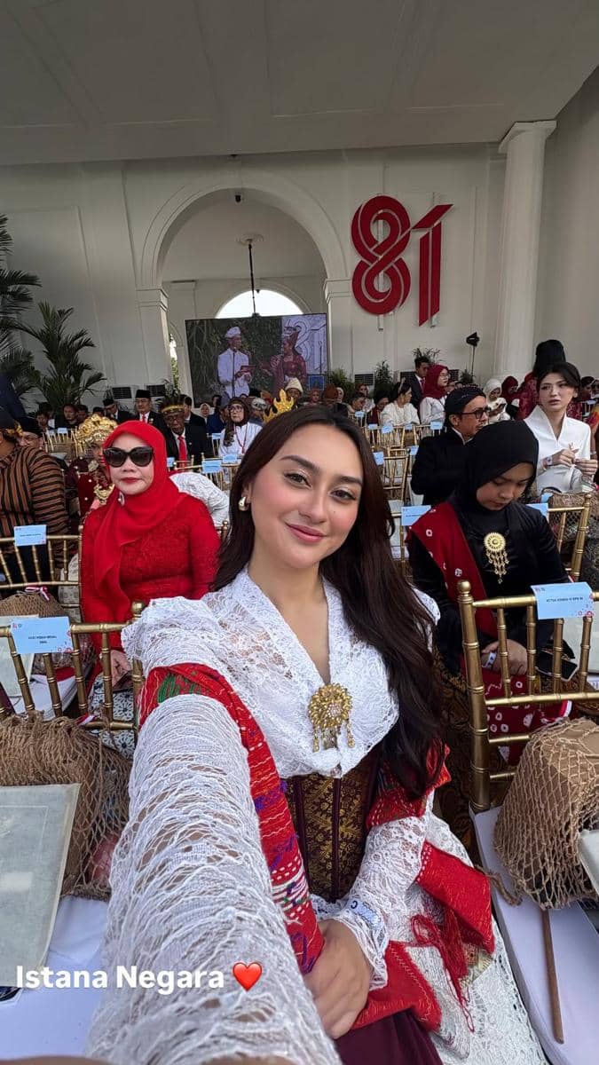 Seorang artis menghadiri upacara bendera peringatan HUT RI ke-81 di Istana Merdeka dalam unggahan Instagram.
