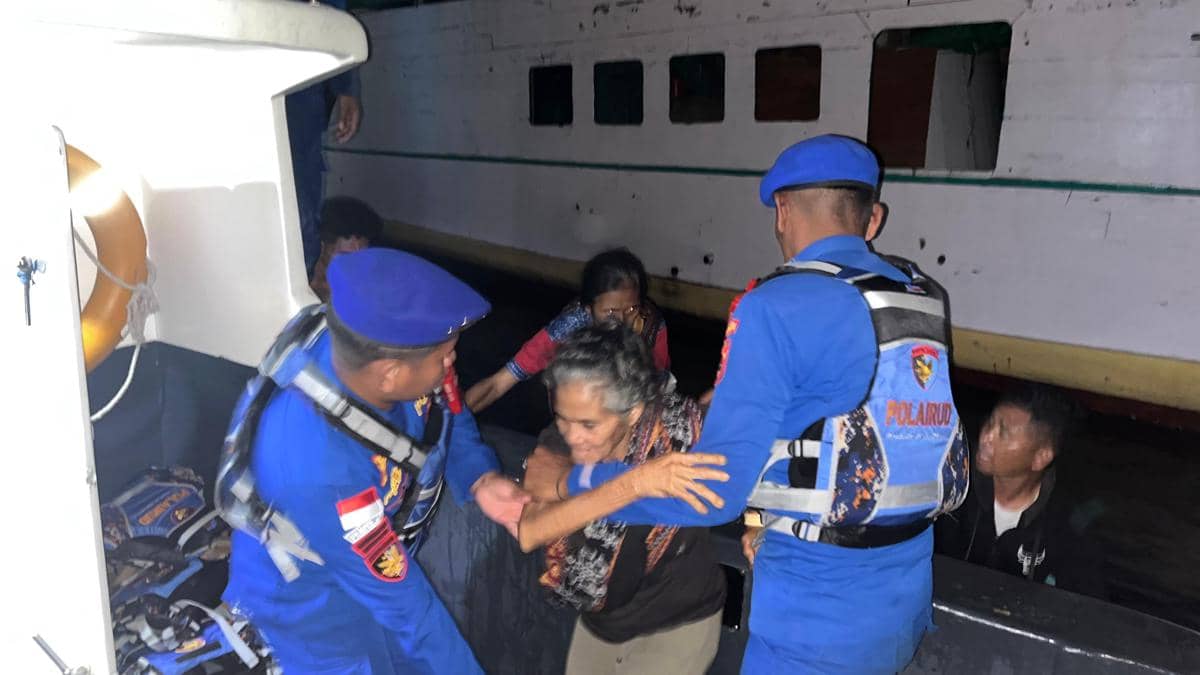 Trauma Berat, Korban Gempa NTT Memilih Bertahan di Luar Rumah