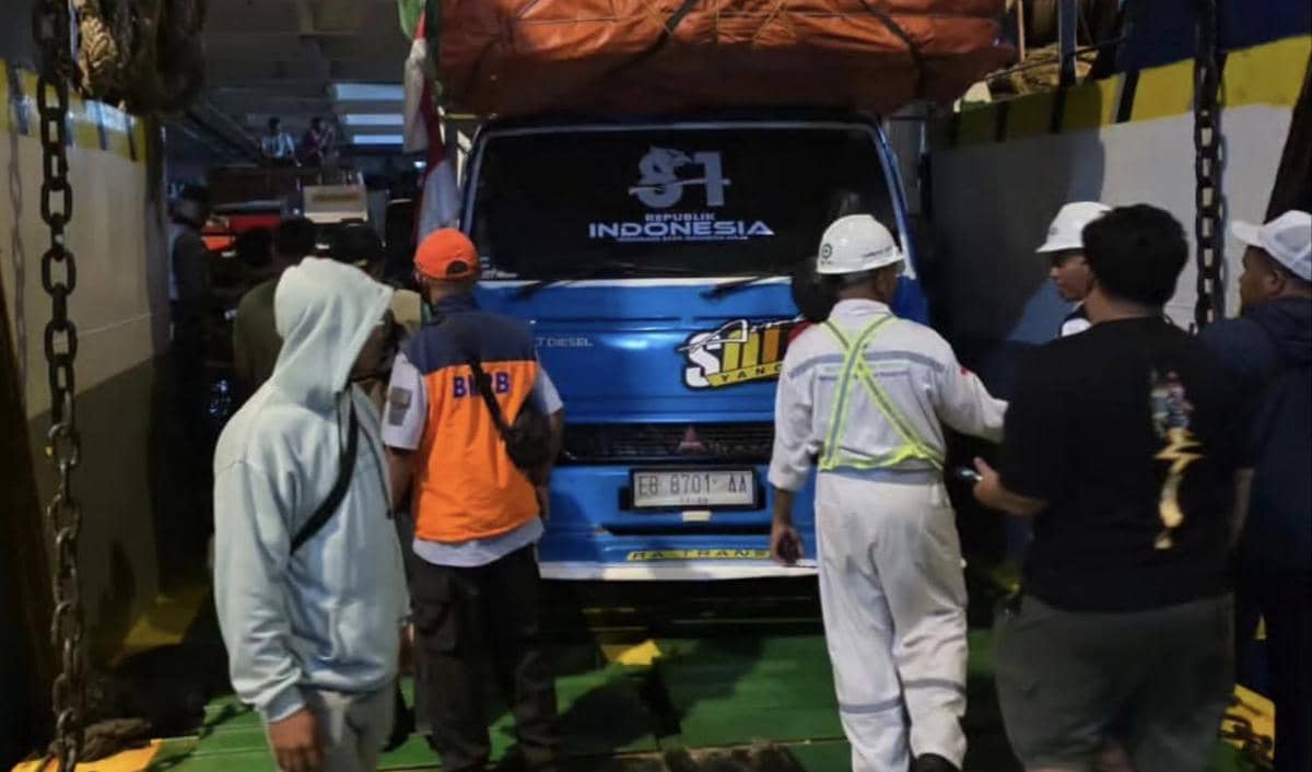 Bantuan untuk korban gempa Flores mulai didistribusikan. (facebook.com/Melki Laka Lena)
