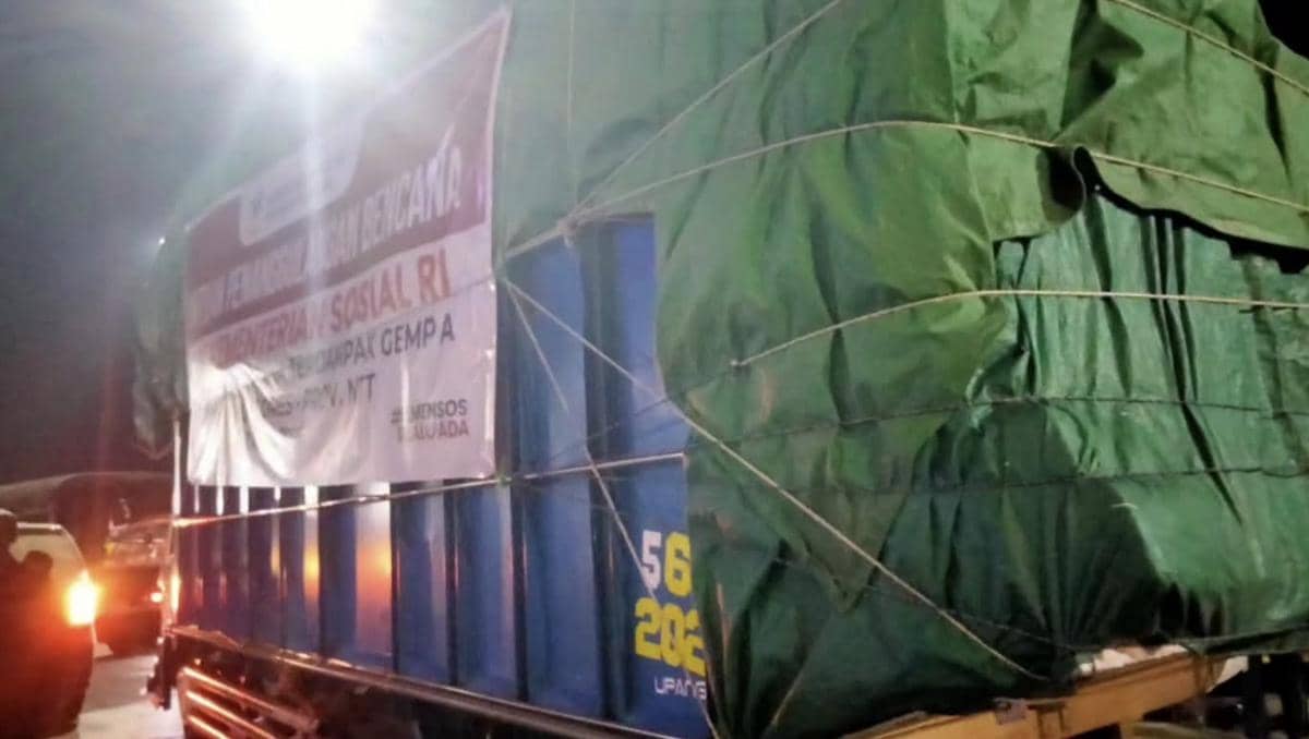 Bantuan untuk korban gempa Flores mulai didistribusikan. (facebook.com/Melki Laka Lena)