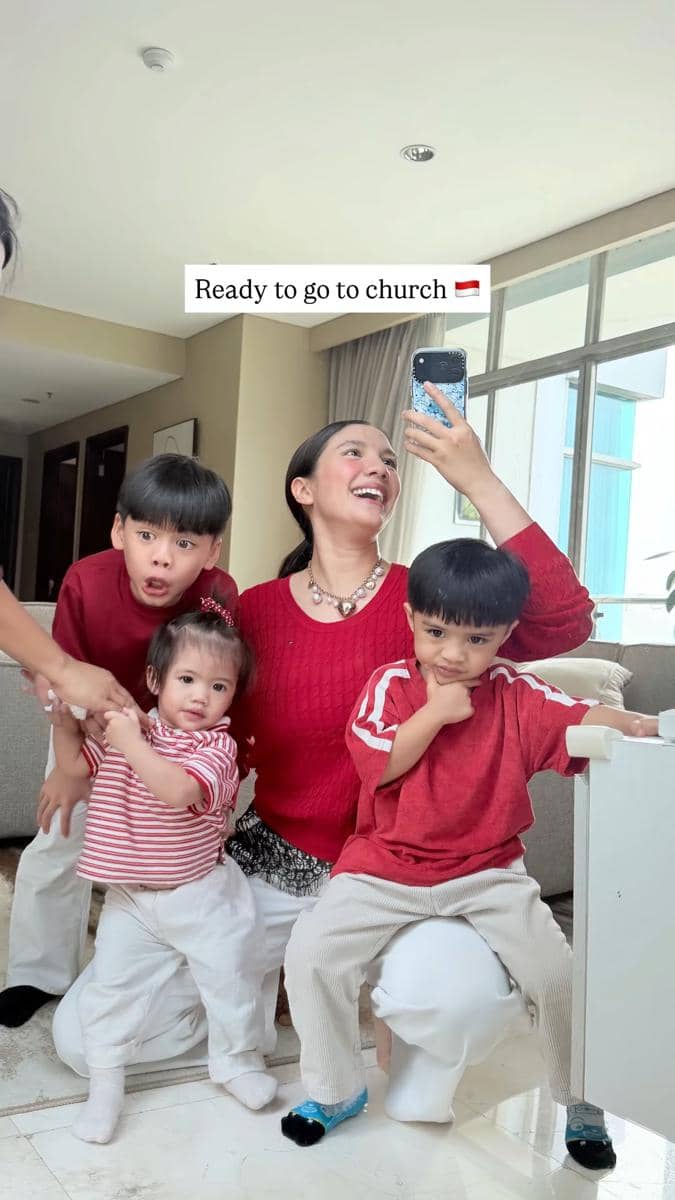 Artis merayakan euforia Hari Ulang Tahun ke-81 Republik Indonesia dalam unggahan Instagram @achasinaga.
