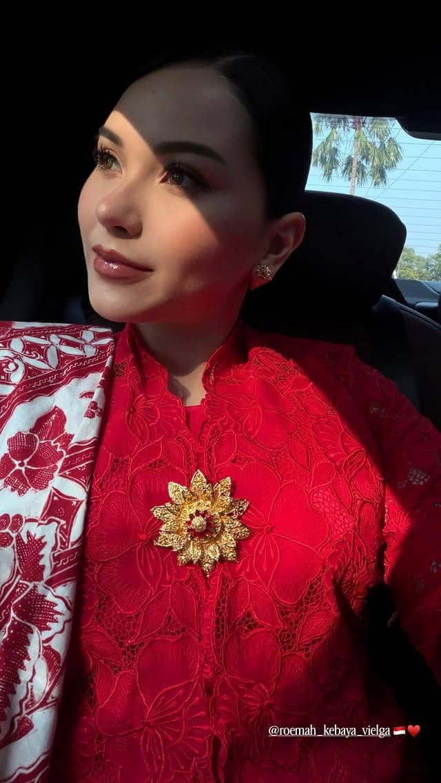 Alyssa Daguise menghadiri upacara penurunan bendera peringatan HUT ke-81 Republik Indonesia dengan busana formal.