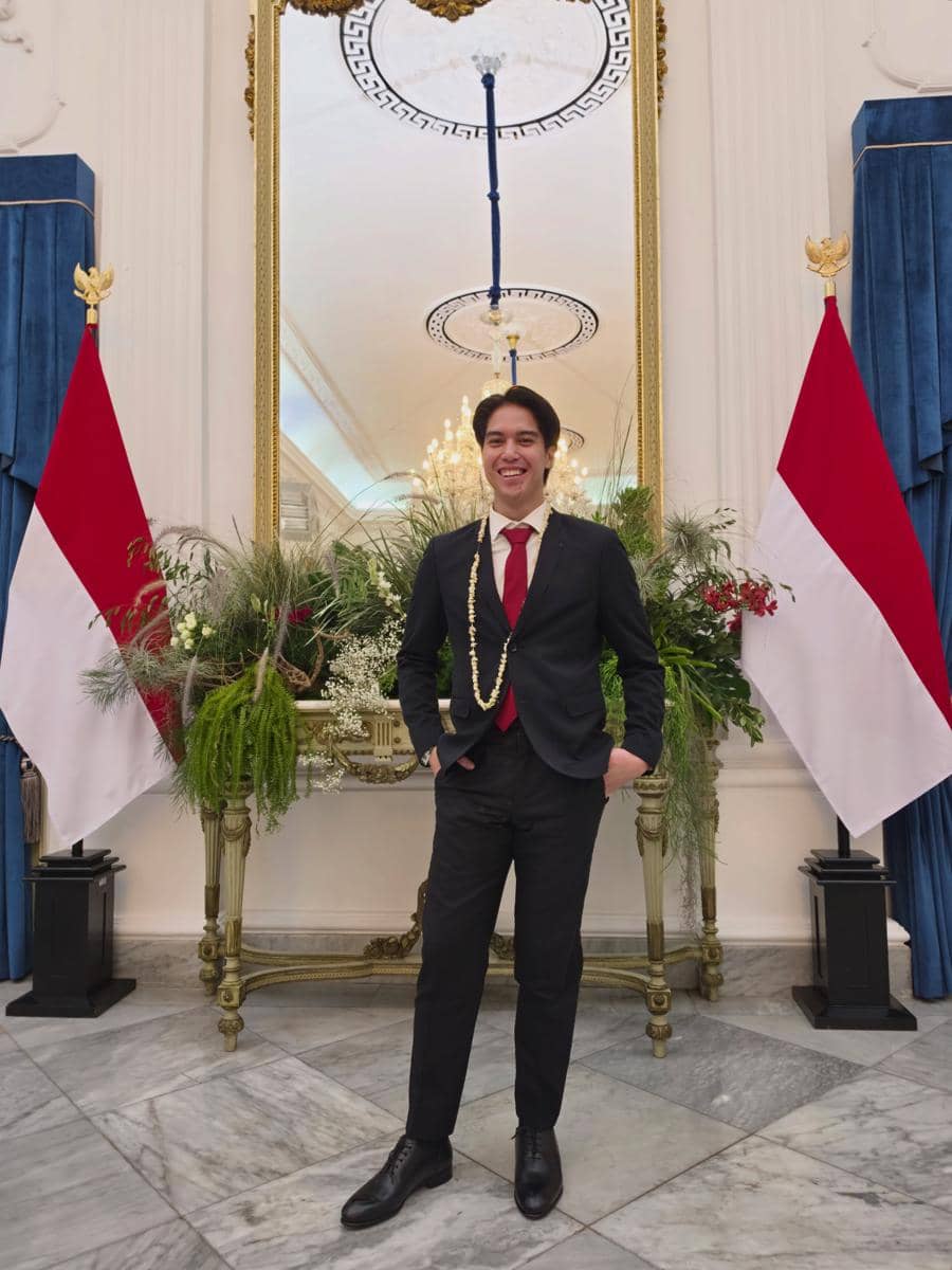 Seorang artis menghadiri upacara penurunan bendera dalam peringatan HUT RI ke-81 yang berlangsung khidmat.