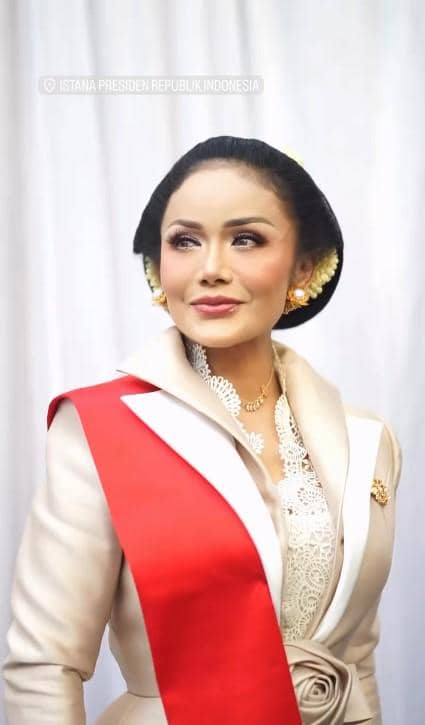 Seorang artis tampak menghadiri upacara bendera peringatan HUT ke-81 Republik Indonesia di Istana Merdeka.