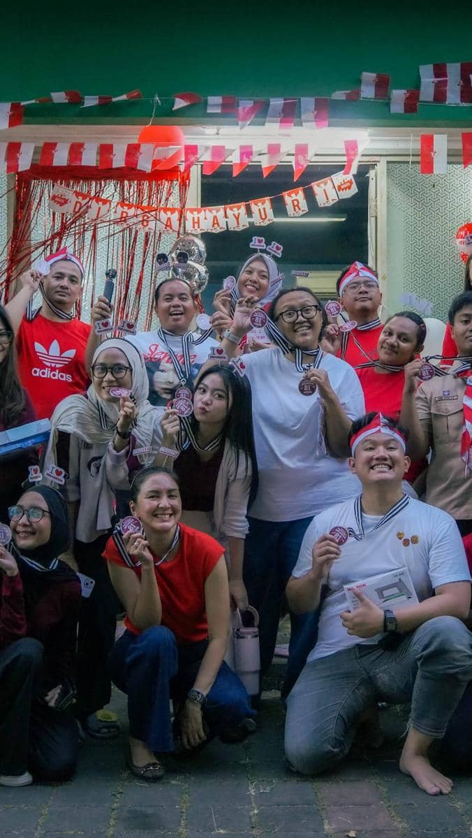 Sejumlah artis mengikuti lomba peringatan 17 Agustus dalam unggahan Instagram akun Dagnesia bersama peserta lain.
