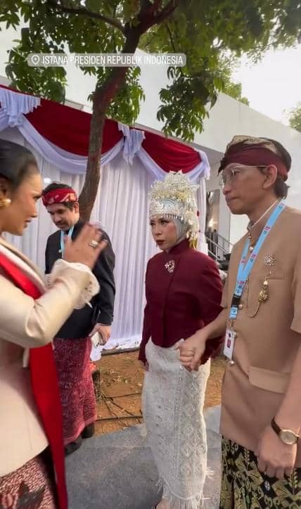 Seorang artis menghadiri upacara bendera peringatan Hari Ulang Tahun Kemerdekaan RI ke-81 di Istana Merdeka.
