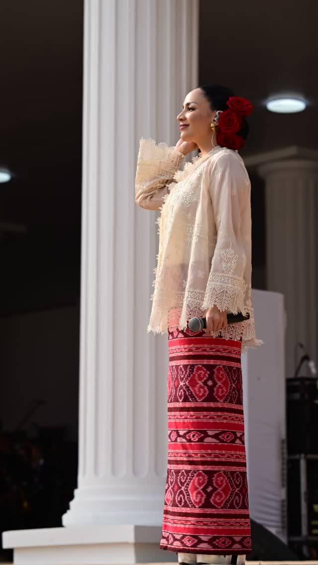 Seorang artis menghadiri upacara bendera peringatan HUT RI ke-81 di Istana Merdeka pada 17 Agustus 2026.