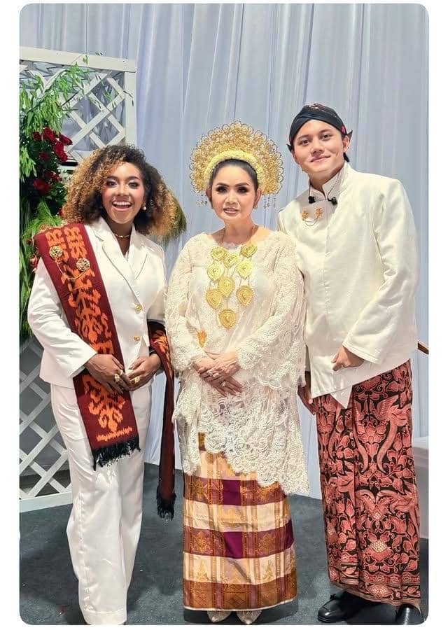 Para artis menghadiri upacara penurunan bendera pada peringatan HUT ke-81 Republik Indonesia tahun 2026.