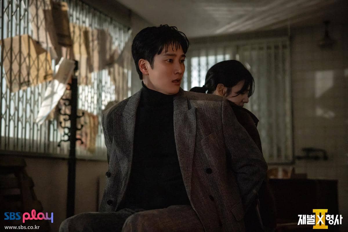 Still cut untuk Flex X Cop 2 dengan keterangan dokumentasi dari SBS, menampilkan cuplikan adegan serial tersebut.