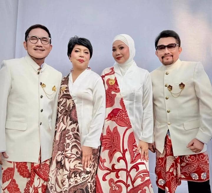 Seorang artis menghadiri upacara penurunan bendera Merah Putih dalam peringatan HUT RI ke-81.