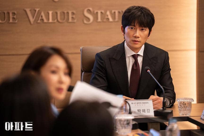 Ji Sung di The Apartment Job