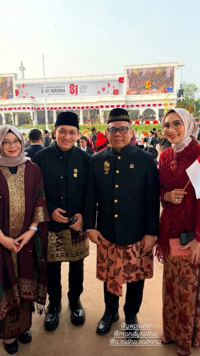 Sejumlah artis berbusana formal menghadiri upacara penurunan bendera peringatan HUT RI ke-81 bersama peserta lain.
