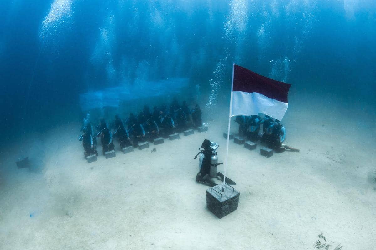 Potret Perayaan HUT ke-81 Kemerdekaan RI di Bawah Laut Minahasa