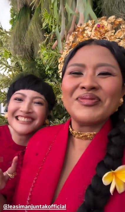 Seorang artis menghadiri upacara bendera HUT RI ke-81 di Istana Merdeka, dalam unggahan Instagram Dira Sugandi.