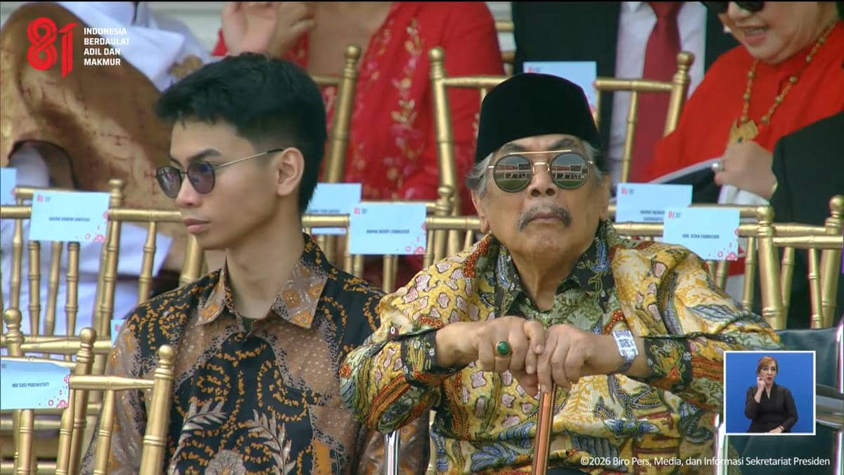 Sejumlah artis menghadiri upacara penurunan bendera dalam peringatan HUT RI ke-81 yang disiarkan Sekretariat Presiden.