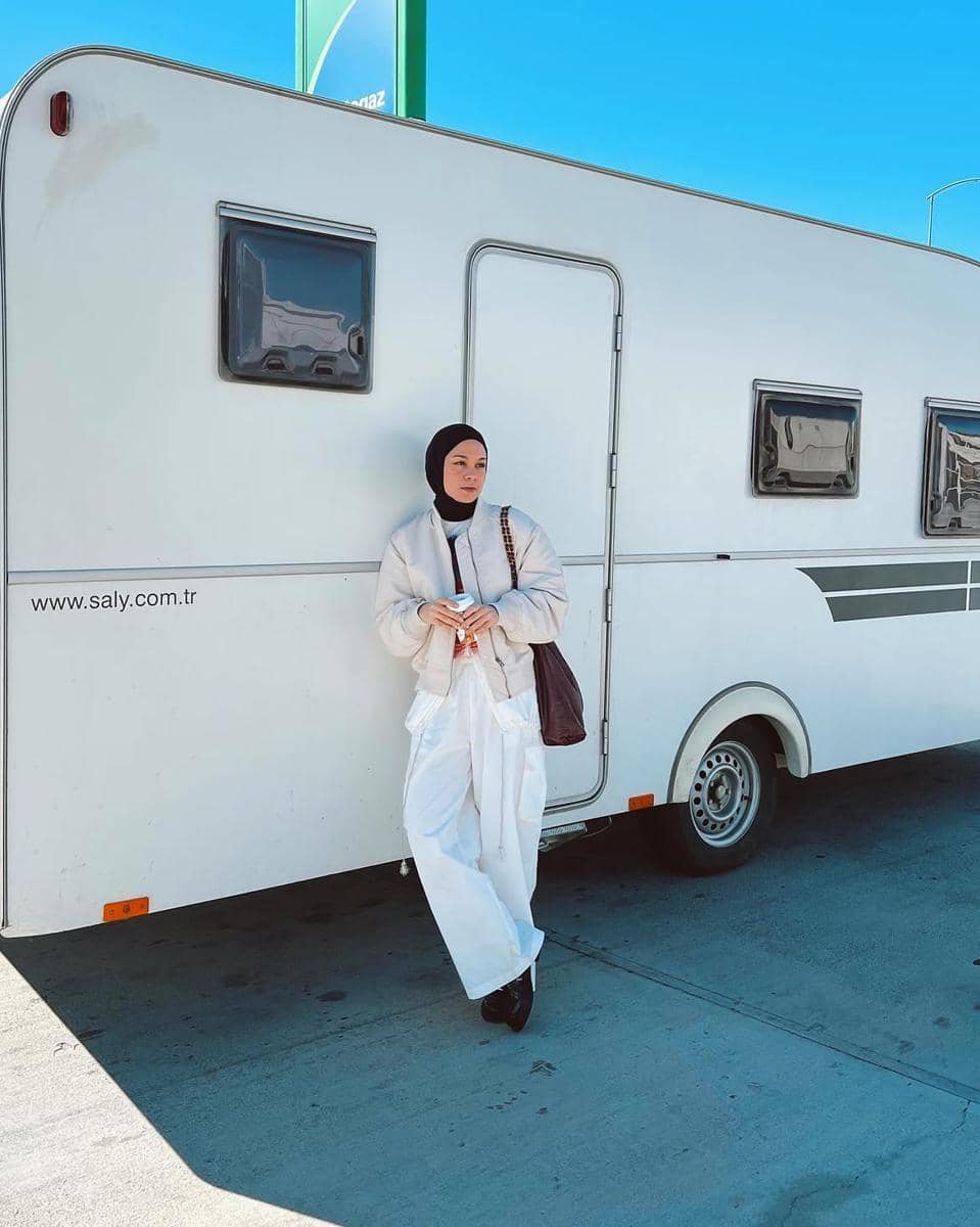 OOTD nuansa putih ala Tantri Namirah