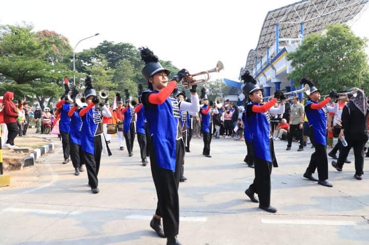 Ribuan pemuda mengarak bendera Merah Putih sepanjang 81 meter di jalanan Kota Tangerang dalam peringatan kemerdekaan.
