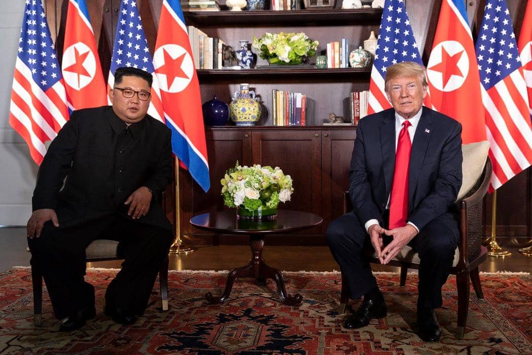 Presiden Amerika Serikat, Donald Trump, sedang menggelar pertemuan dengan Presiden Korea Utara, Kim Jong Un, di acara Konferensi Tingkat Tinggi (KTT) AS-Korut di Singapura pada Juni 2018.