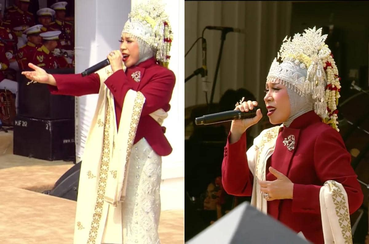 Deretan selebritas mengenakan busana formal bernuansa tradisional saat menghadiri upacara kenaikan bendera.