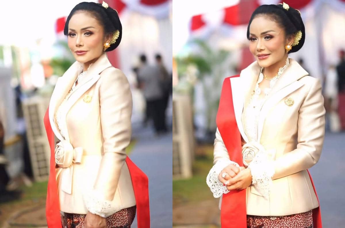 Krisdayanti mengenakan busana bernuansa merah putih saat menghadiri upacara kenaikan bendera.