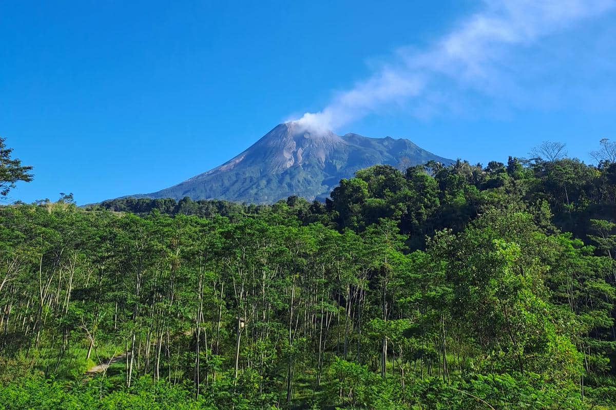Pemandangan Gunung Merapi dari jalan menuju Kali Talang