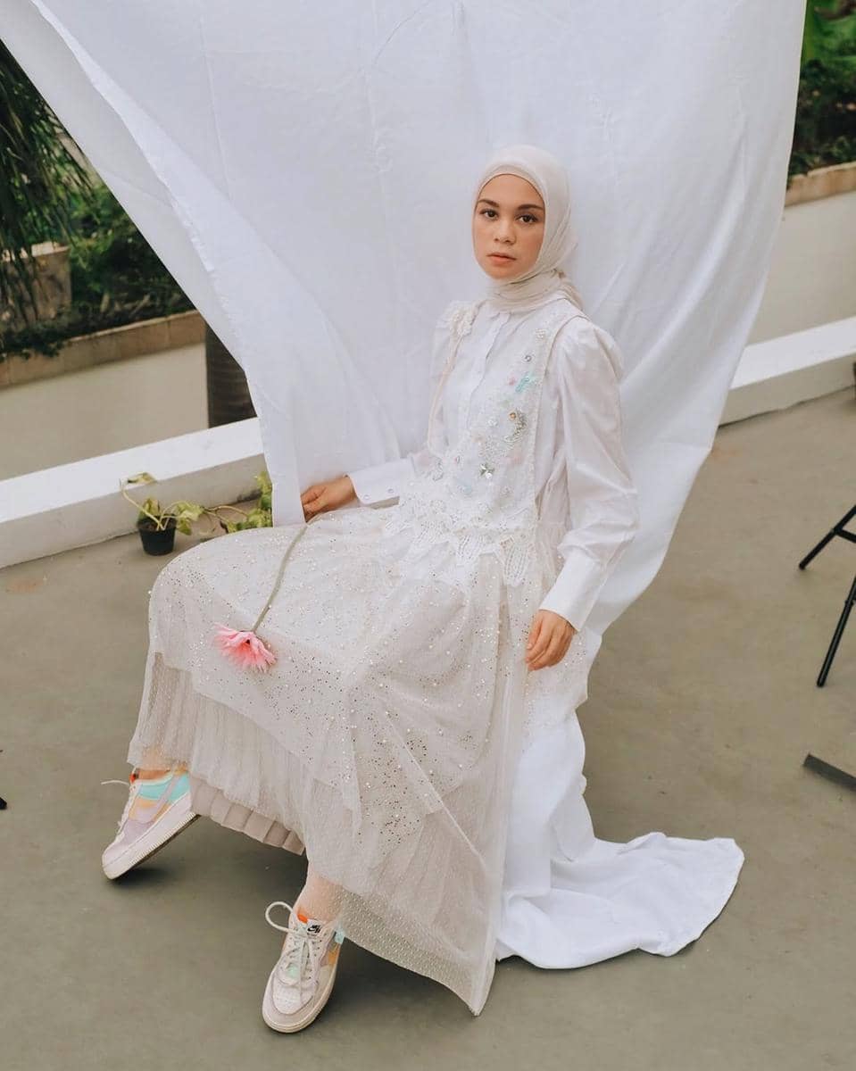 OOTD nuansa putih ala Tantri Namirah