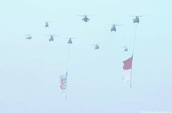 Helikopter TNI-Polri Kibarkan Bendera Merah Putih di Langit Istana