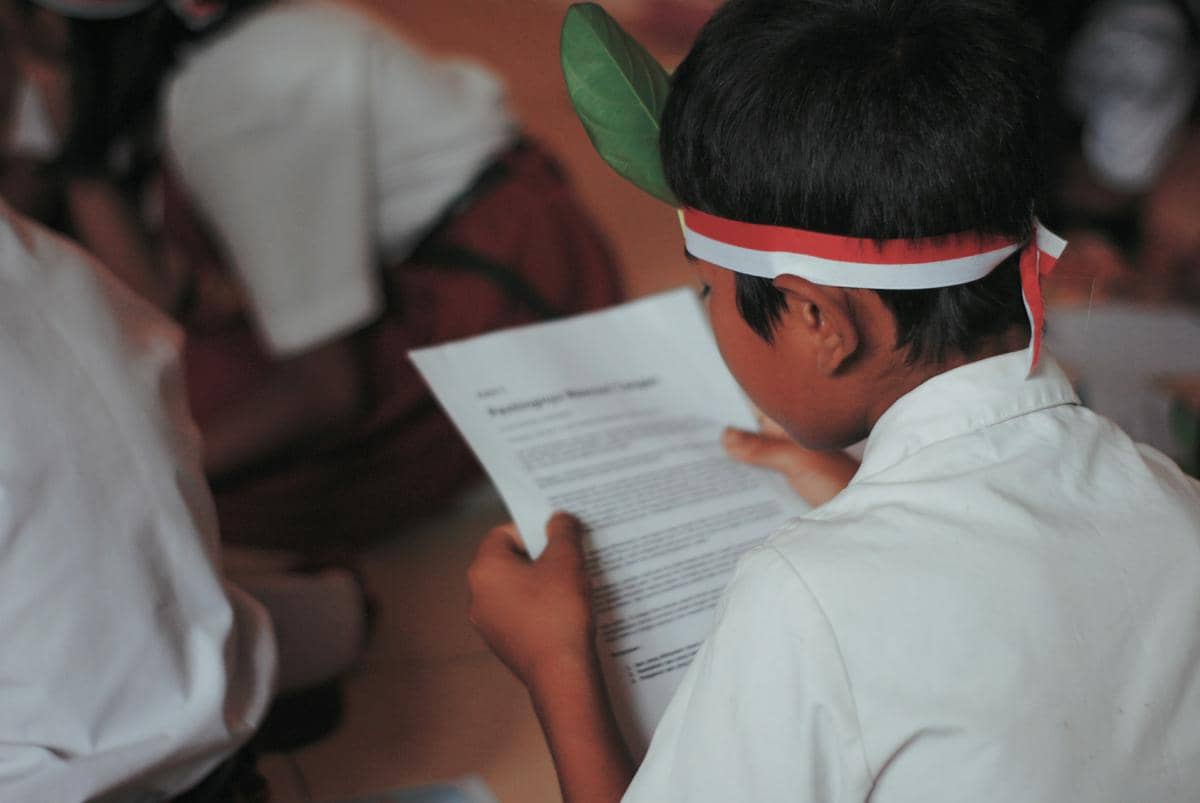ilustrasi belajar membaca di sekolah Indonesia