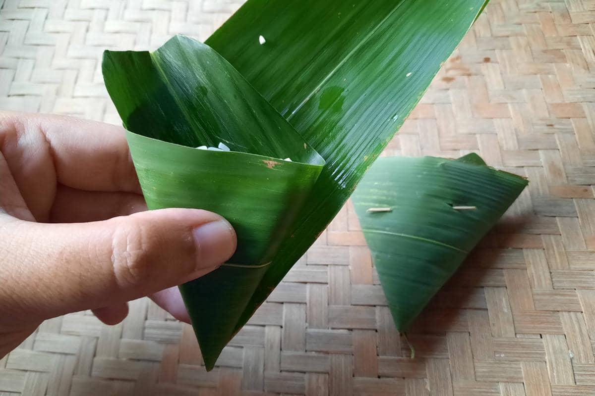 ilustrasi membuat ketupat sumpil