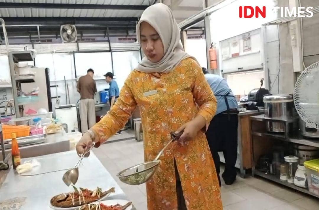 Fast Nurofi, karyawan Omah Wangi, menjelaskan kisaran harga produk Rp22 ribu hingga Rp29 ribu pada Senin.