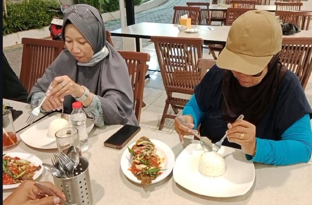 Seorang pencinta kuliner menikmati sajian 500 gram mujair merah putih di Omah Wangi pada 17 Agustus 2026.