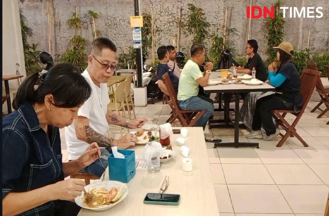 Aneka makanan siap saji dari Omah Wangi, yang penjualannya dapat mencapai 200 porsi saat akhir pekan.