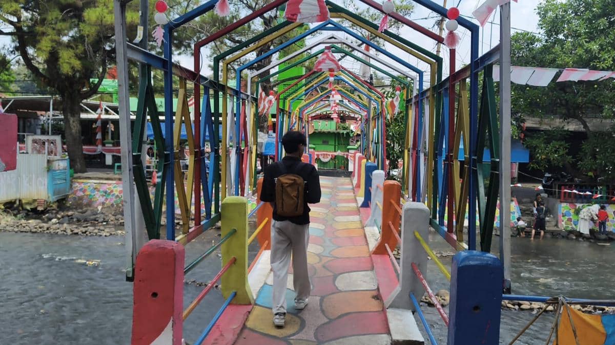 Jembatan menuju Kampung Warna-Warni Katulampa di Bogor, sebagai akses ke kawasan permukiman berwarna.