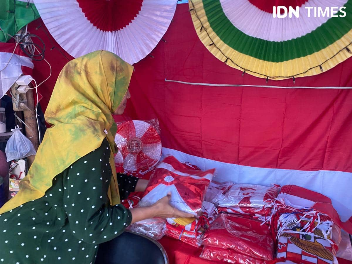 Ekonomi Lesu, Penjual Bendera Cuma Dapat Separuh dari Omset Tahun Lalu
