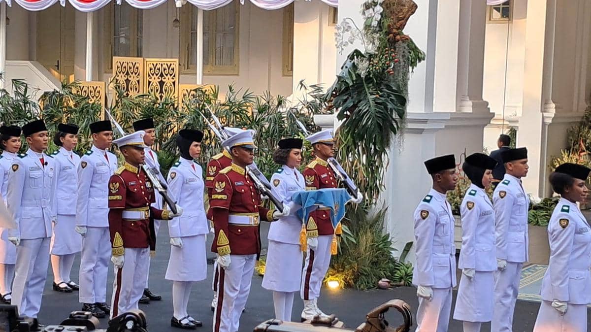 Paskibraka Tim Indonesia Adil Makmur Bertugas Turunkan Bendera