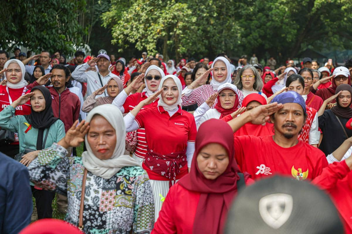 Sejumlah warga mengikuti upacara di Istana Bogor, Kota Bogor, dengan suasana tertib dan khidmat selama pelaksanaan upacara.