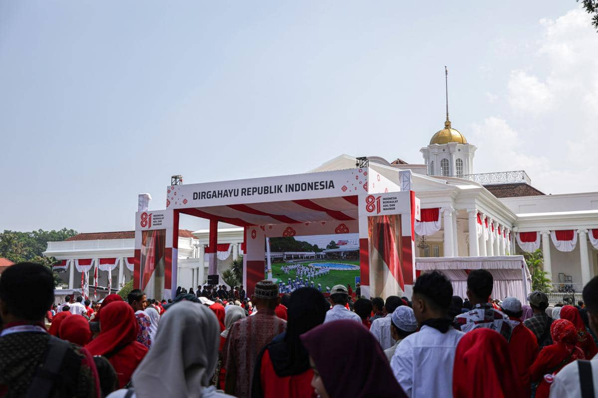 Warga mengikuti upacara peringatan HUT ke-81 Republik Indonesia di halaman Istana Bogor pada 17 Agustus.