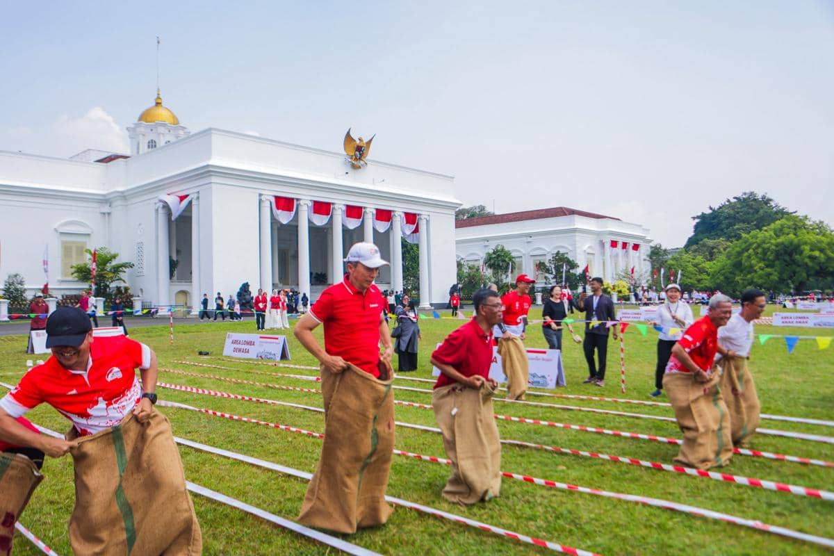 Sejumlah peserta mengikuti lomba balap karung di lingkungan Istana Bogor dalam suasana kegiatan warga.