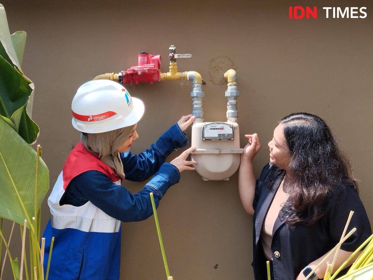 Petugas melakukan perawatan rutin instalasi jaringan gas di pelanggan restoran di Semarang, Jawa Tengah. (IDN Times/Dhana Kencana)