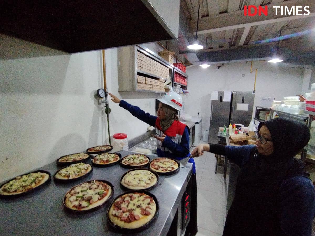 Petugas PGN melakukan perawatan rutin instalasi jaringan gas di pelanggan restoran di Semarang, Jawa Tengah. (IDN Times/Dhana Kencana)