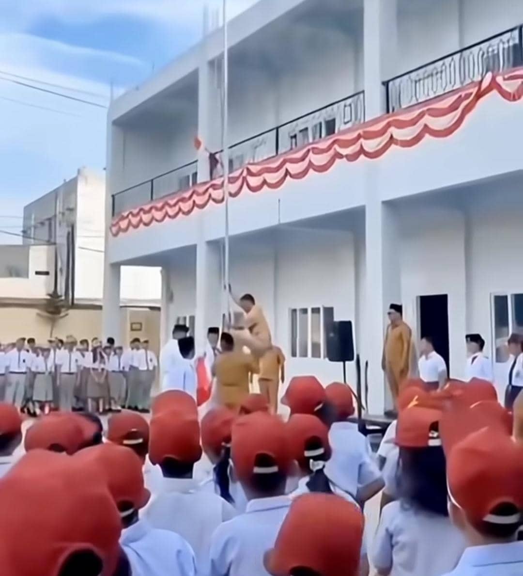 Bendera Merah Putih Tersangkut saat Upacara, Guru di Medan Panjat Tiang