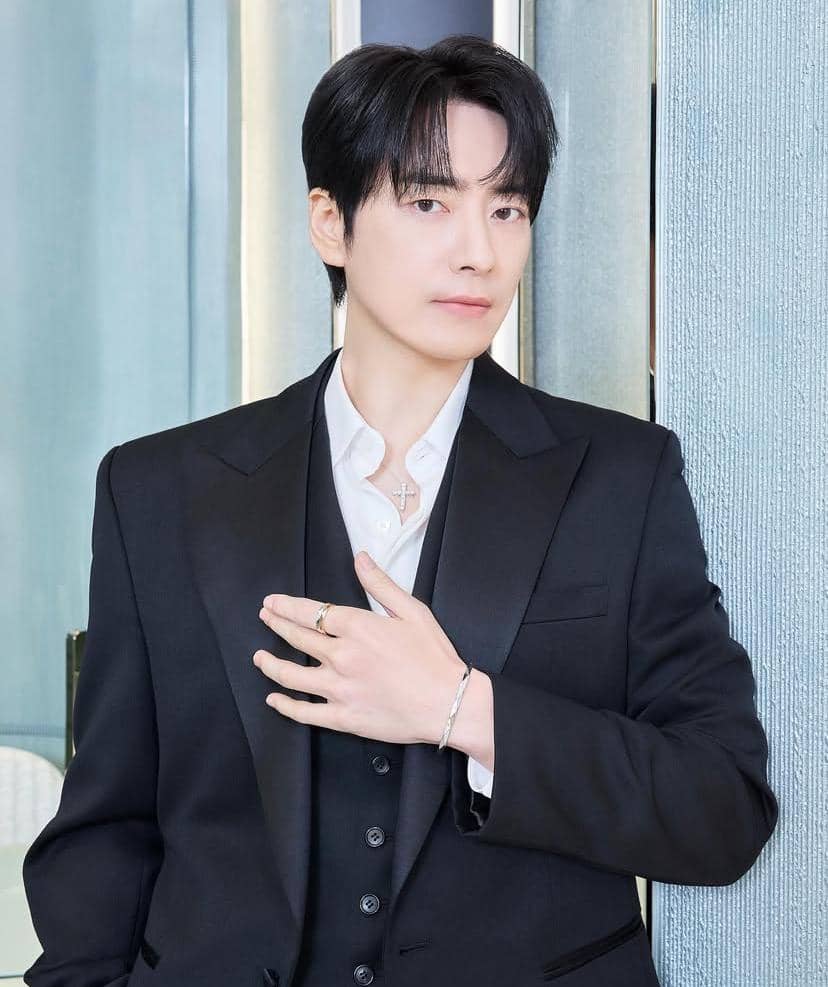 Potret Lee Jun Hyuk dalam unggahan Instagram, menghadap kamera dengan ekspresi tenang dan pencahayaan lembut.