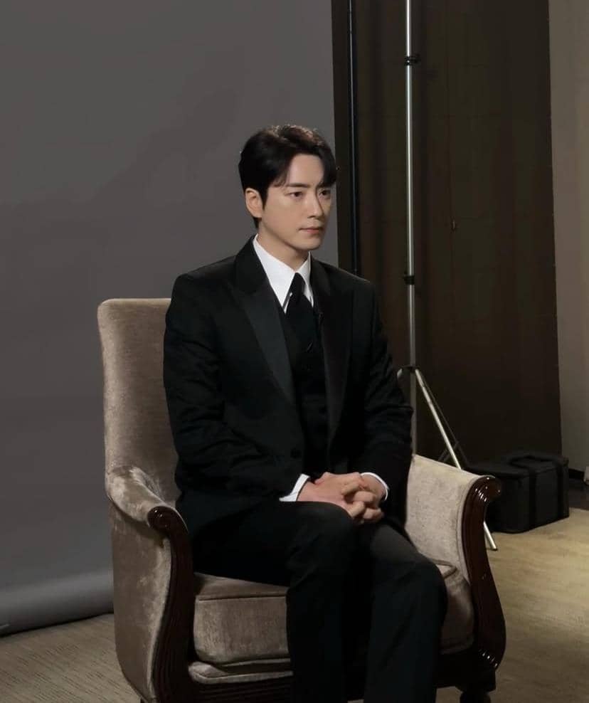 Potret Lee Jun Hyuk berpose dengan ekspresi tenang dalam unggahan yang dibagikan di Instagram @leejunhyuk05.