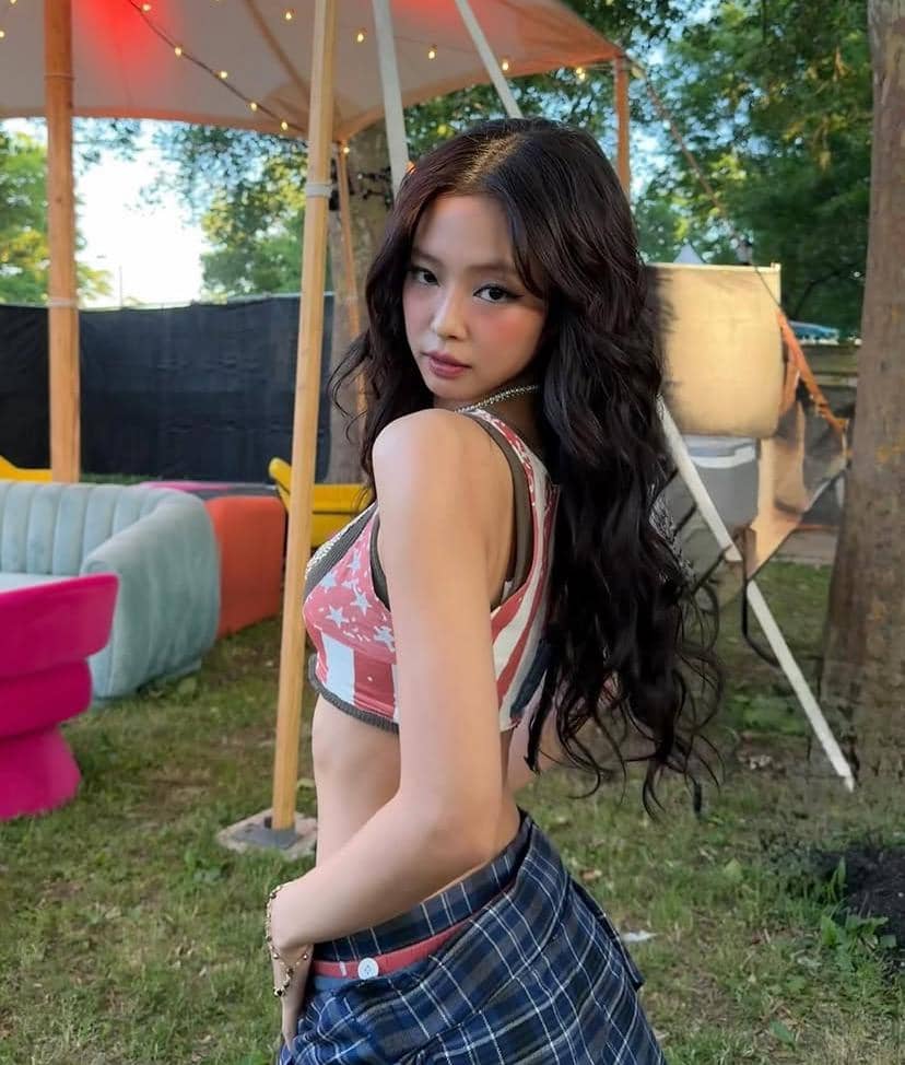 Potret Jennie BLACKPINK dari unggahan akun Instagram @jennierubyjane dengan tampilan wajah menghadap kamera.