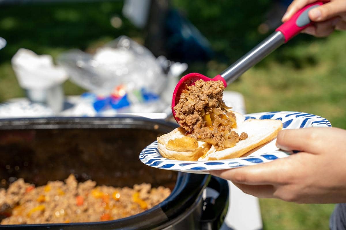 Panci crockpot berisi sloppy joes hangat sebagai ilustrasi hidangan daging cincang yang dimasak perlahan.
